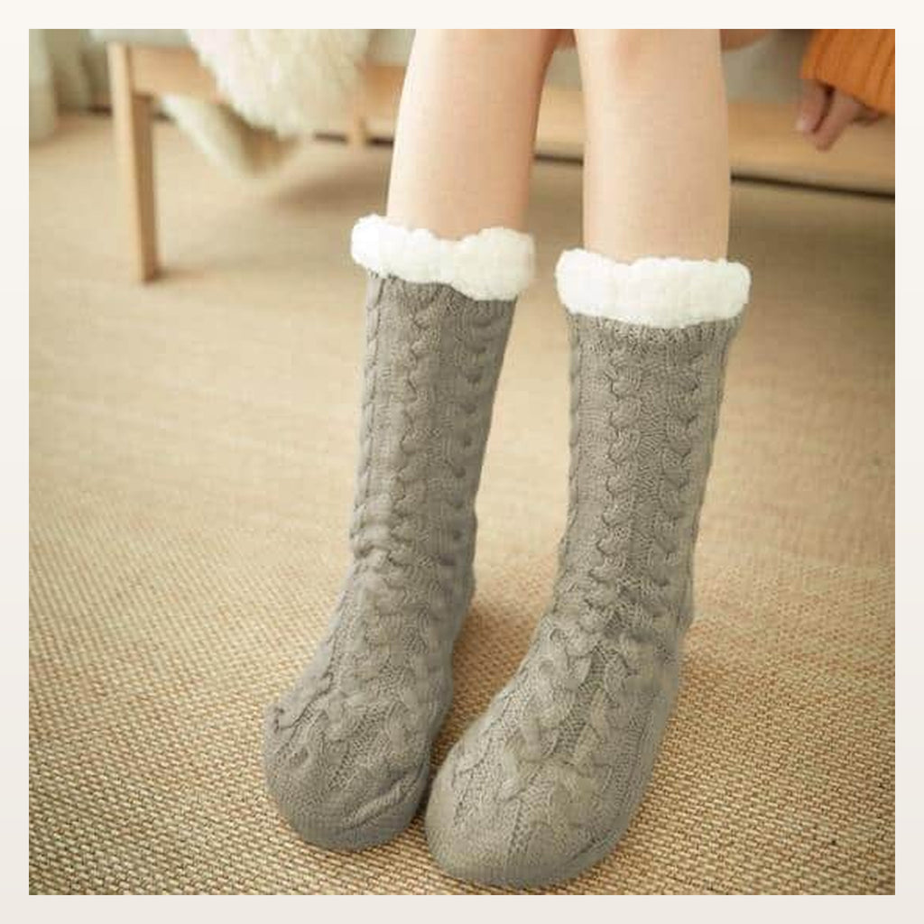 Chaussettes fourrées kaki à motif torsadé et revers blanc, vue portée