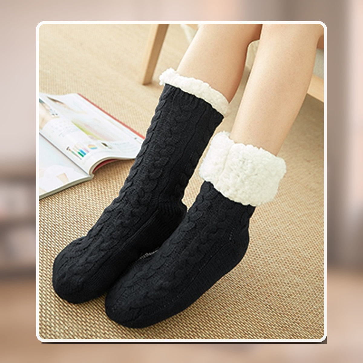 Chaussettes fourrées noir à motif torsadé et revers blanc Image