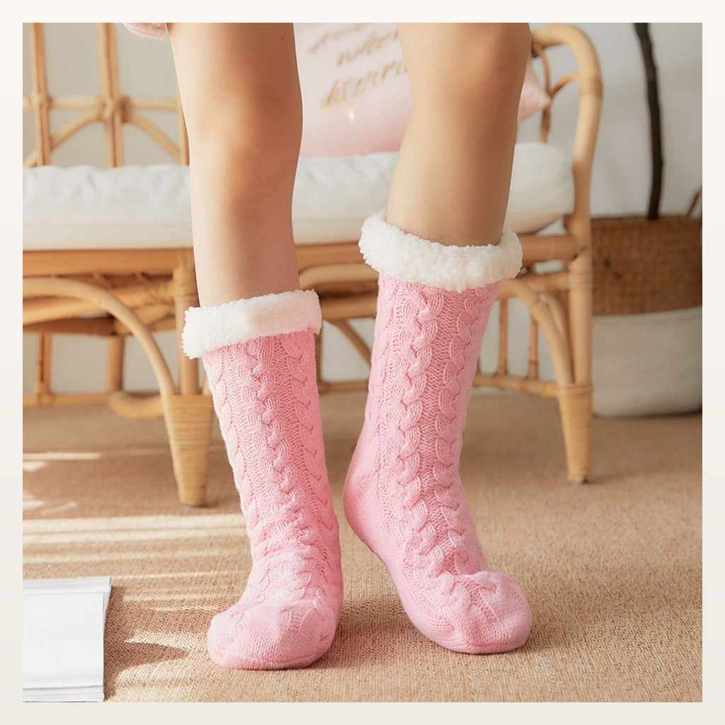 Chaussettes fourrées rose à motif torsadé et revers blanc, vue portée