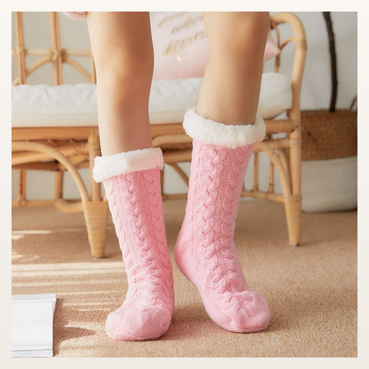 Chaussettes fourrées rose à motif torsadé et revers blanc, vue portée