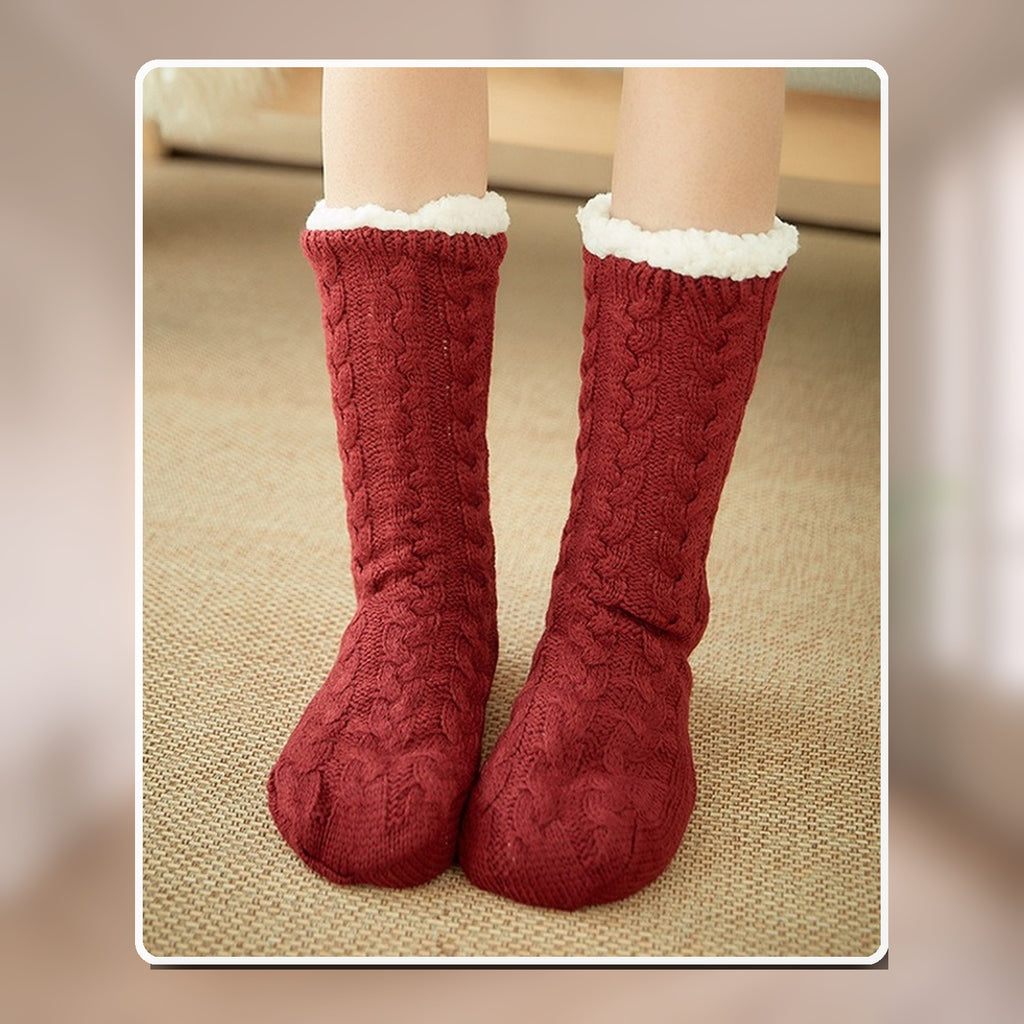 Chaussettes fourrées rouge à motif torsadé et revers blanc, vue portée