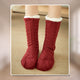 Chaussettes fourrées rouge à motif torsadé et revers blanc, vue portée