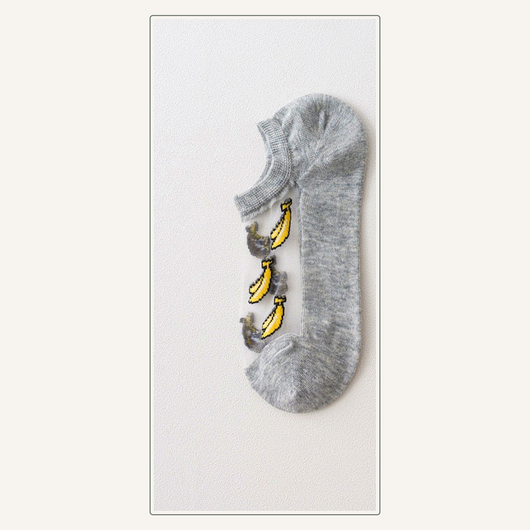 Détail fidèle d'une socquette gris foncé à trois bananes plates Image