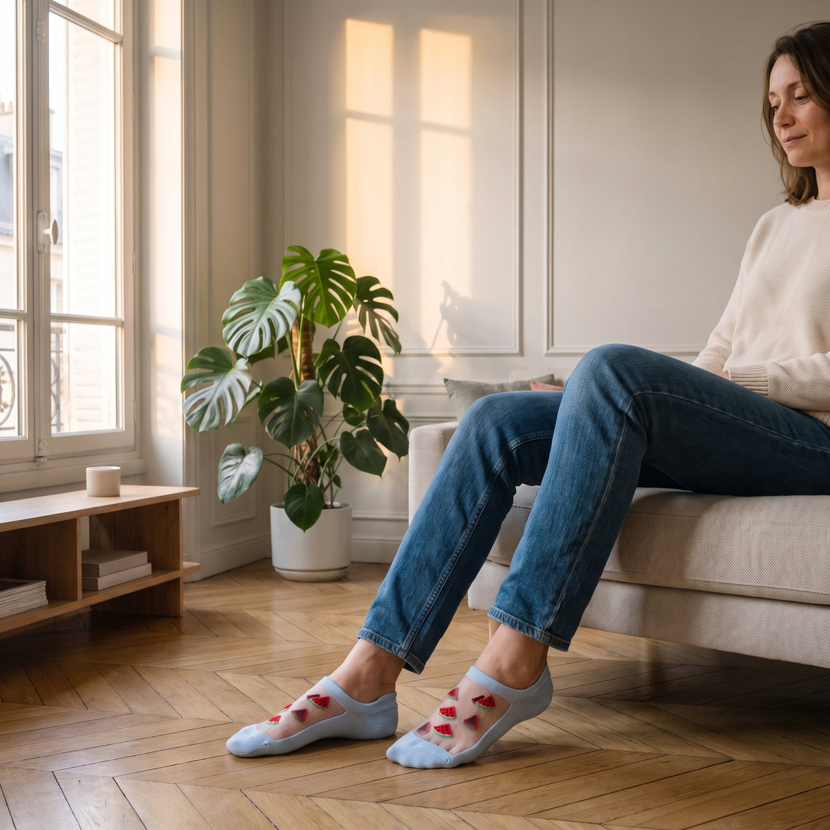 Socquettes bleues à pastèques portées dans un salon lumineux Image