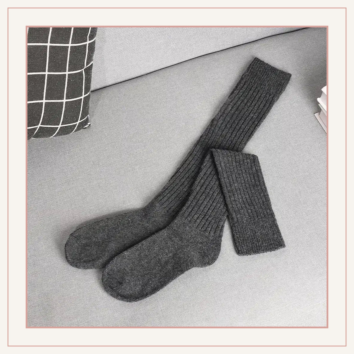 Paire de chaussettes hautes côtelées gris foncé présentée sur fond greige