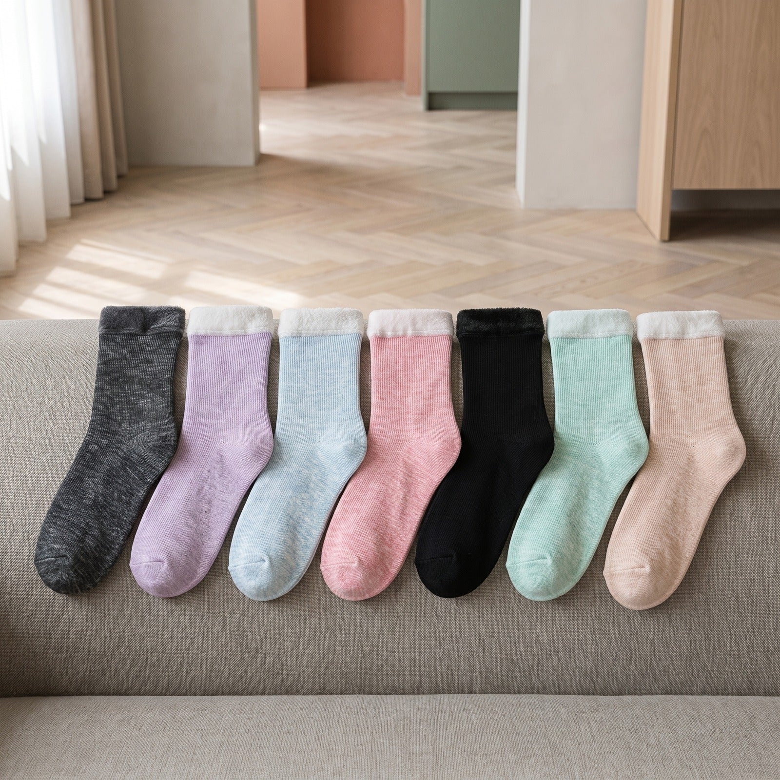 Les sept coloris des chaussettes fourrées à revers duveteux alignés côte à côte Image