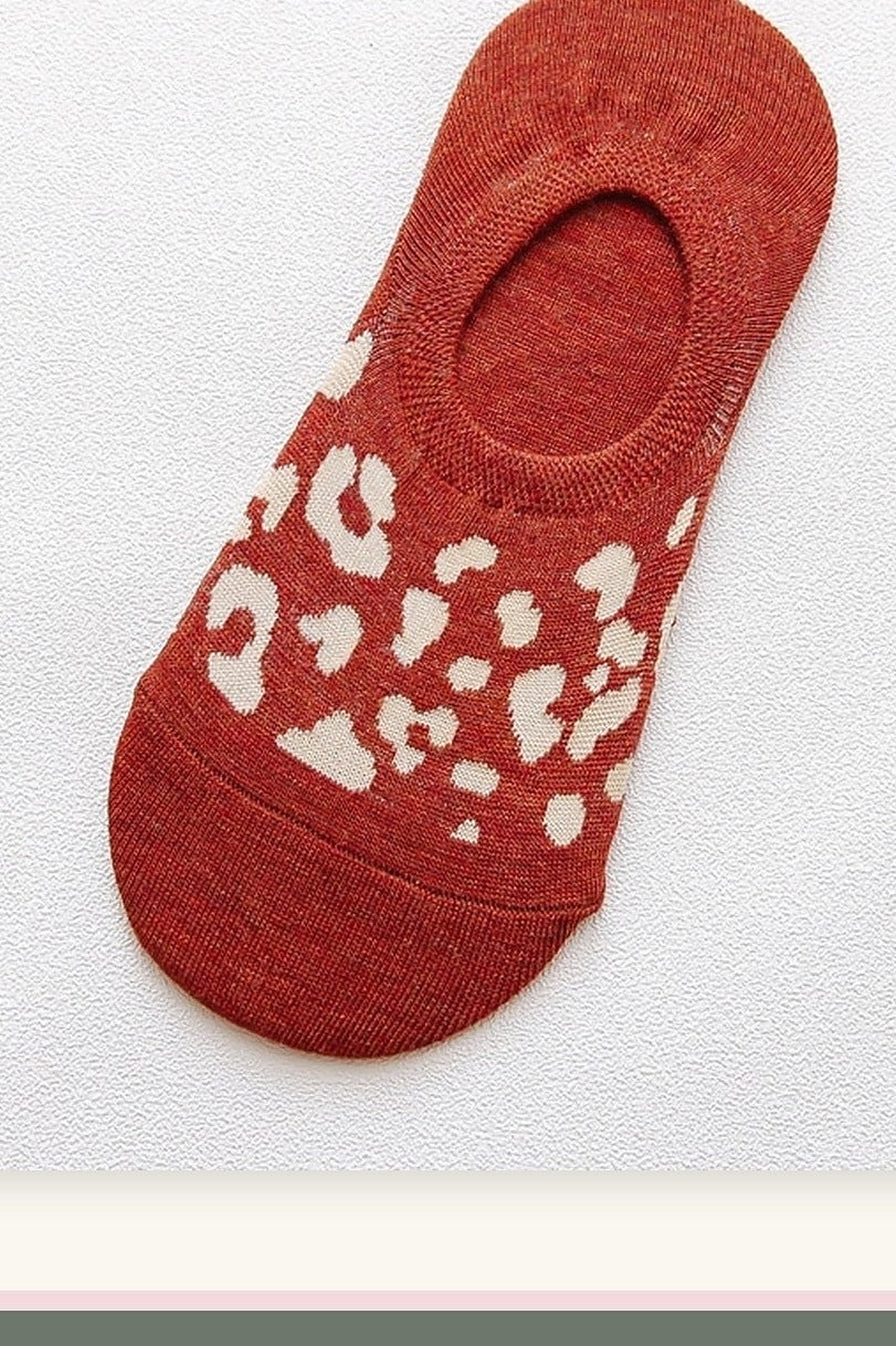 Chaussette invisible rouge à motif léopard clair