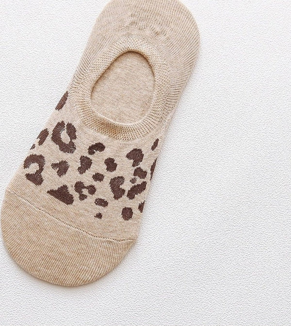 Chaussette invisible beige à motif léopard brun