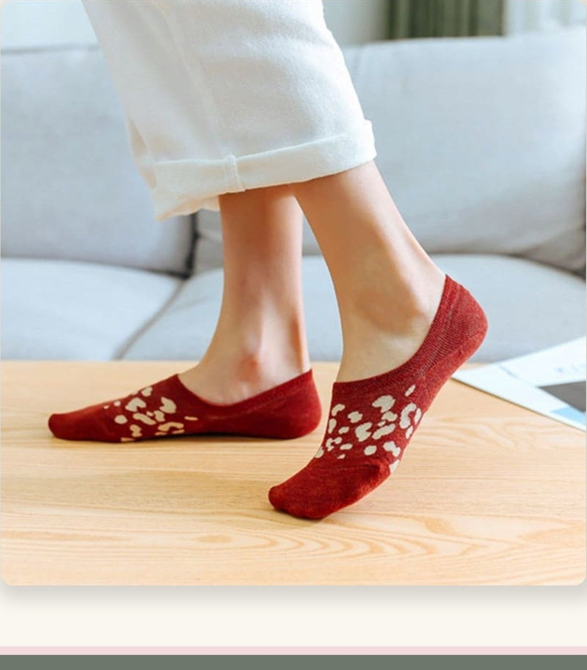 Chaussettes invisibles rouges à motif léopard portées avec un pantalon blanc