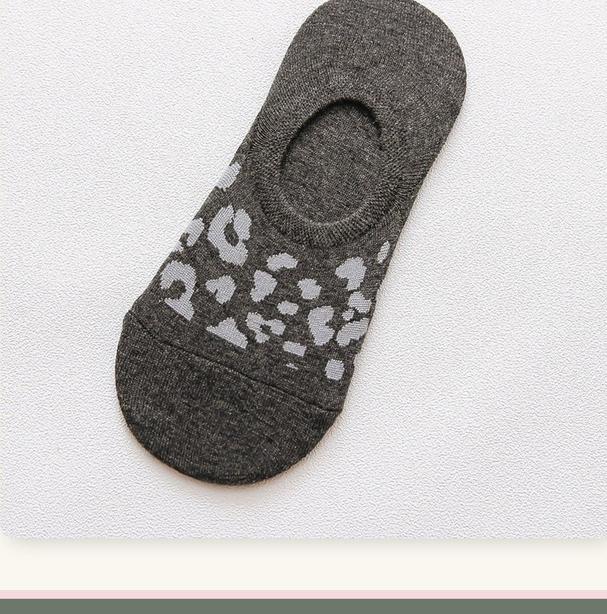 Chaussette invisible noire à motif léopard gris