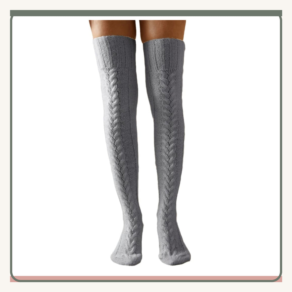 Paire de chaussettes hautes torsadées grises portée de face