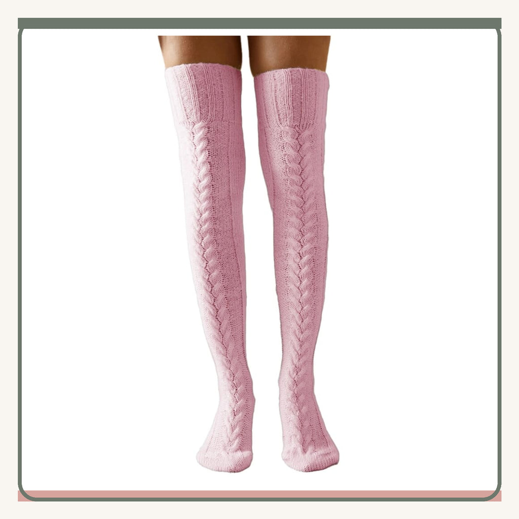 Paire de chaussettes hautes torsadées roses portée de face