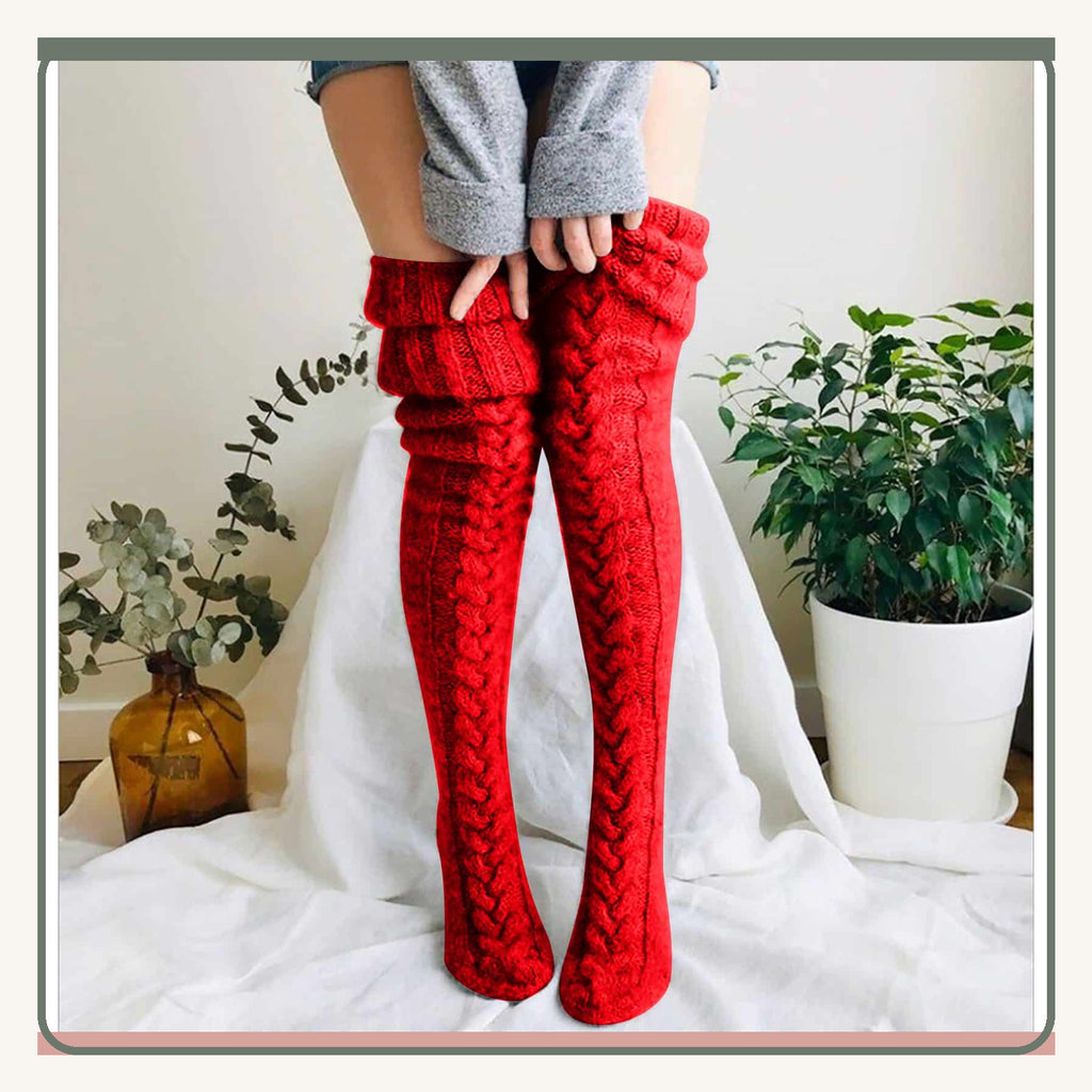 Chaussettes hautes torsadées rouges portées au-dessus du genou