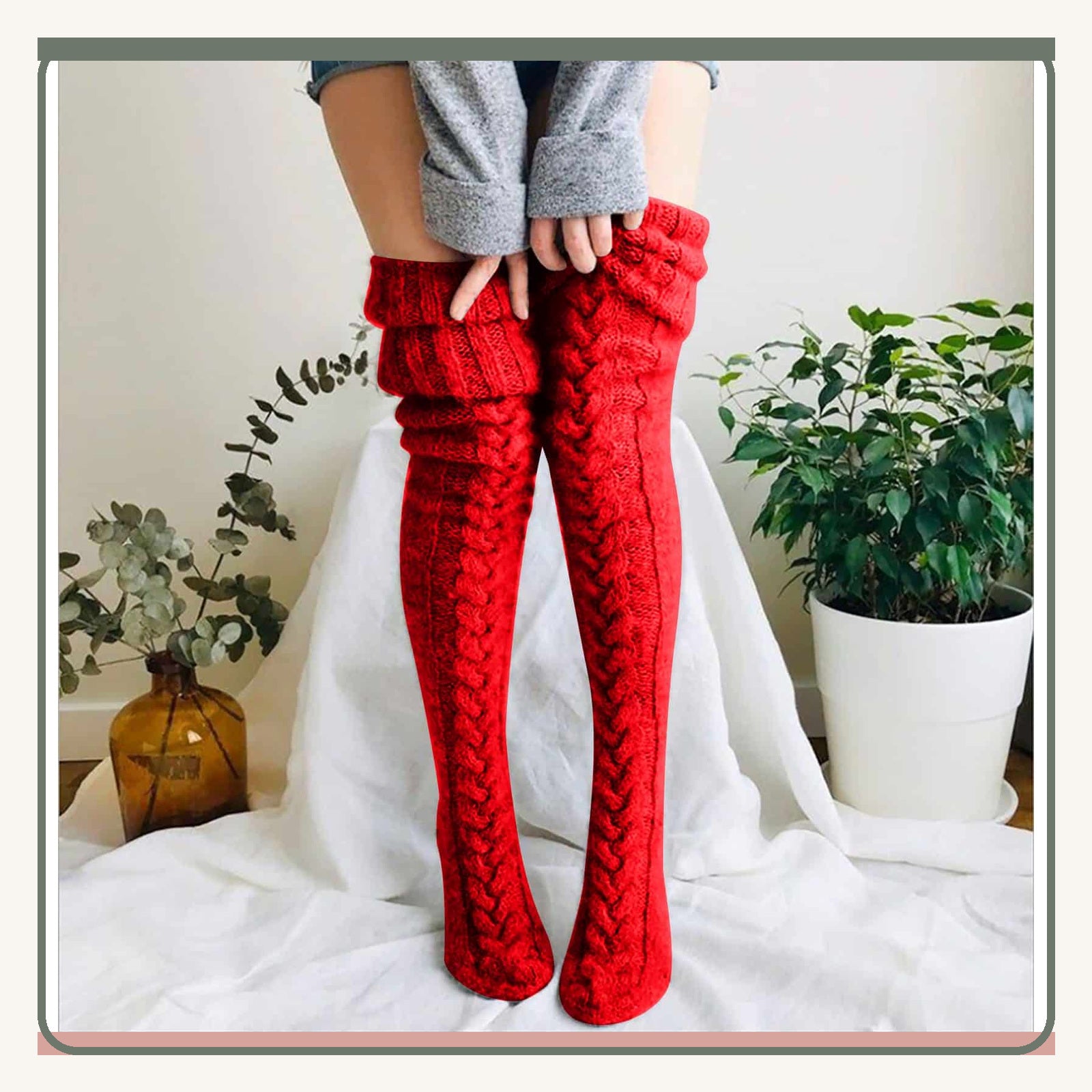 Chaussettes hautes torsadées rouges portées au-dessus du genou Image