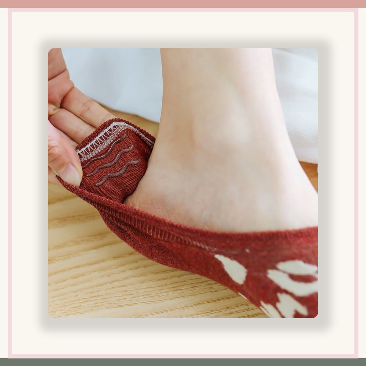 Détail du motif léopard sur la chaussette rouge Image