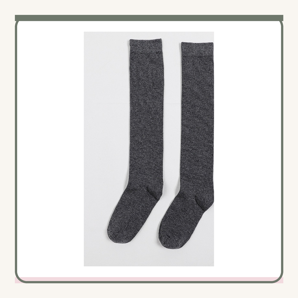 Paire de chaussettes hautes gris foncé unies vue de face