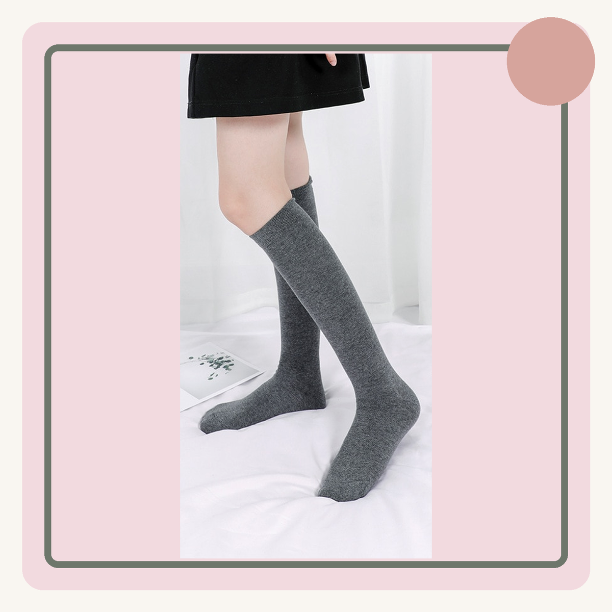 Chaussettes hautes grises portées sous le genou dans un salon
