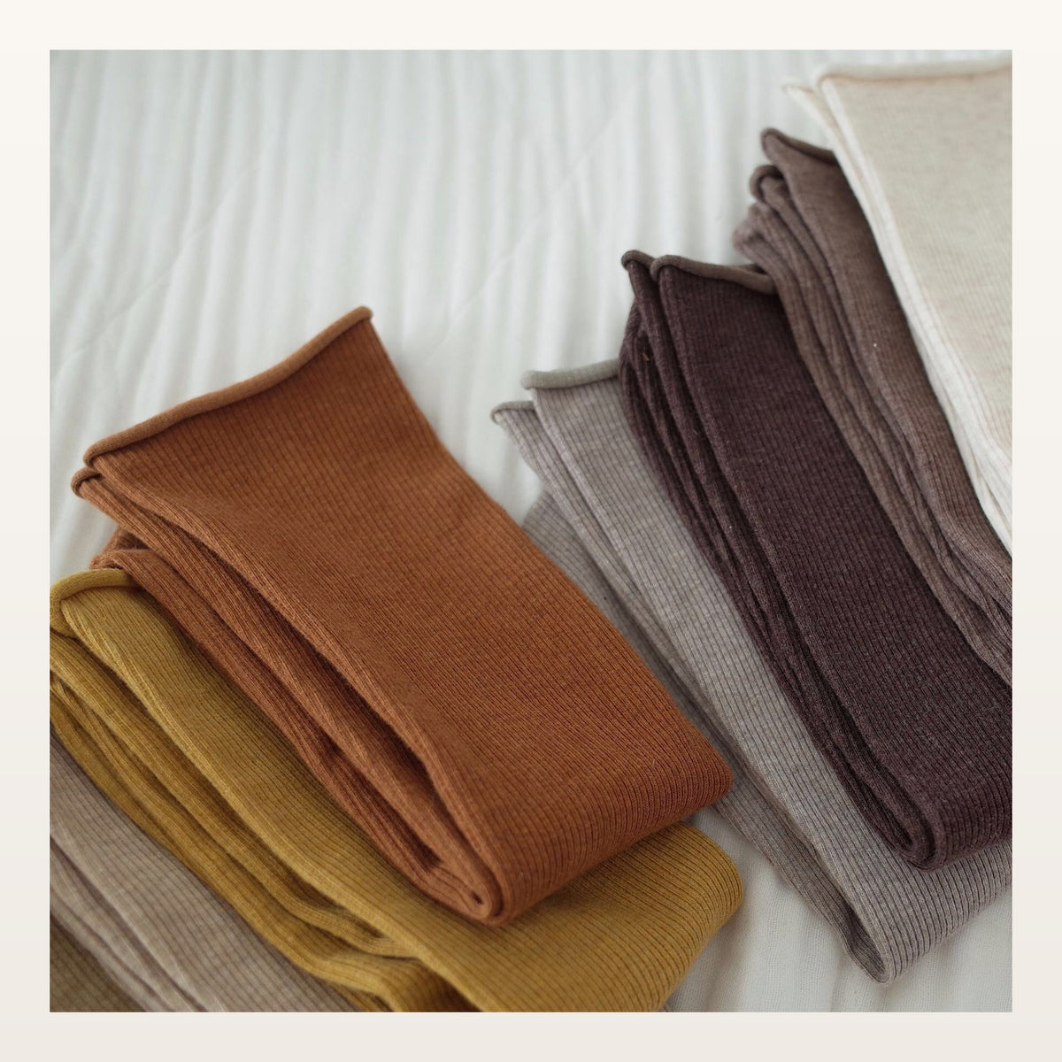 Assortiment des douze coloris de chaussettes longues unies