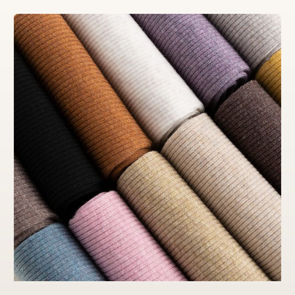 Assortiment rapproché des coloris de chaussettes longues unies