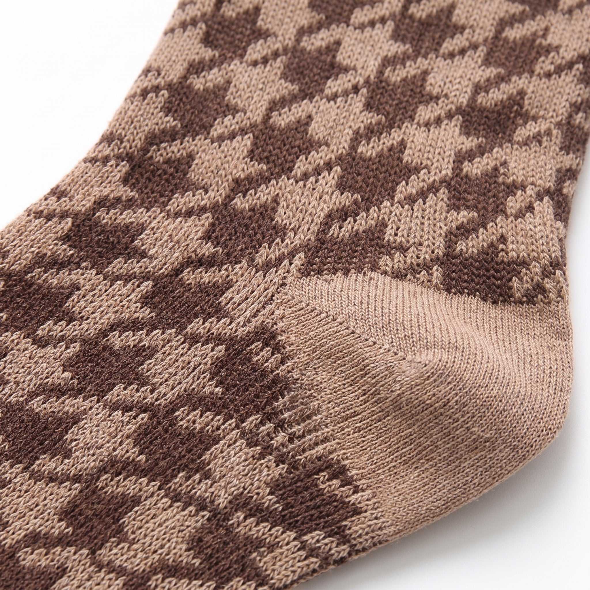 Détail du motif pied-de-poule sur les chaussettes marron Image