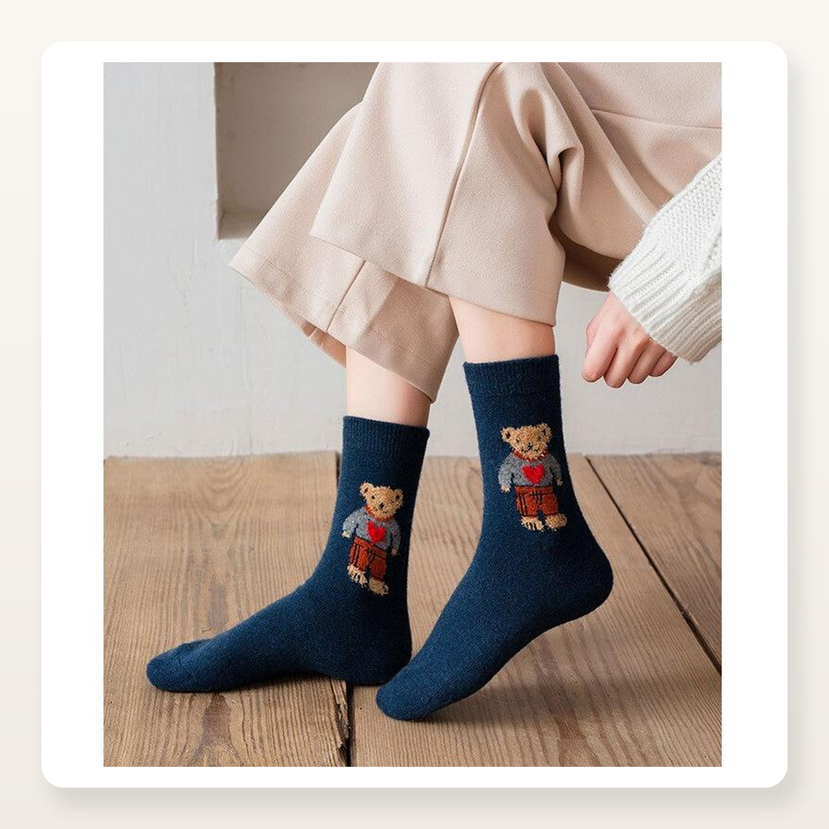 Chaussettes bleues à ourson portées avec un pantalon clair