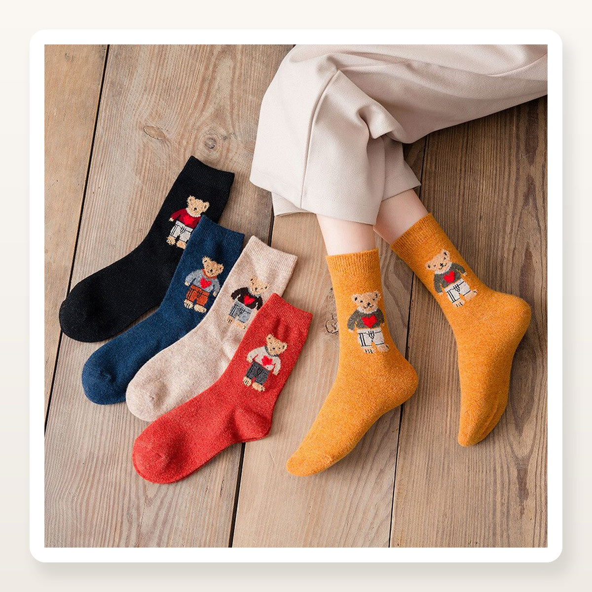 Chaussettes à oursons disposées pour une pause à la maison Image