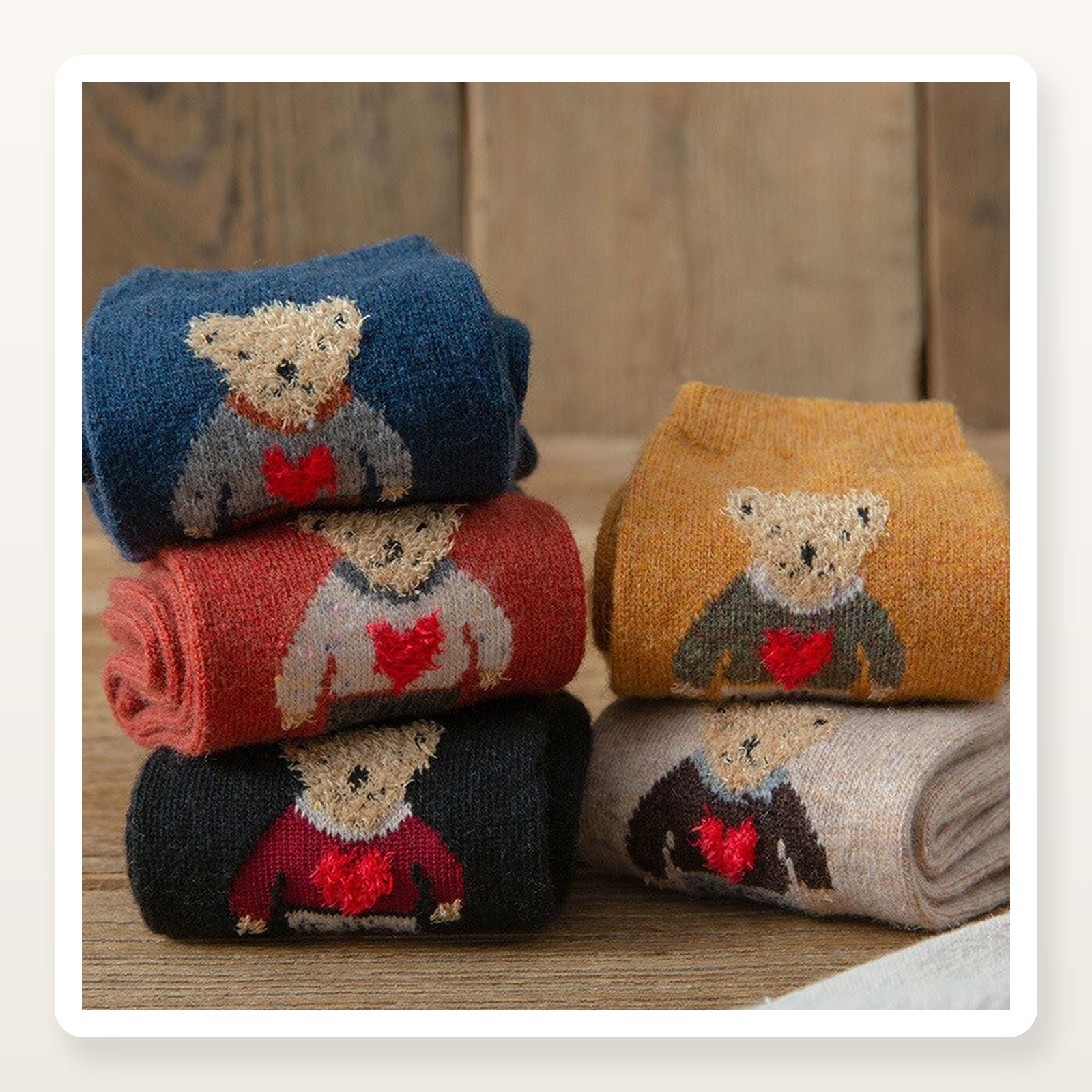Détail du motif ourson sur cinq coloris de chaussettes Image