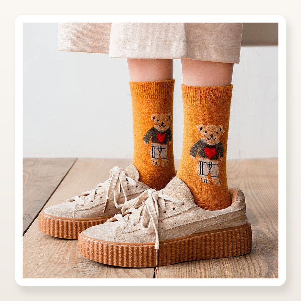Chaussettes jaunes à ourson portées avec des baskets claires