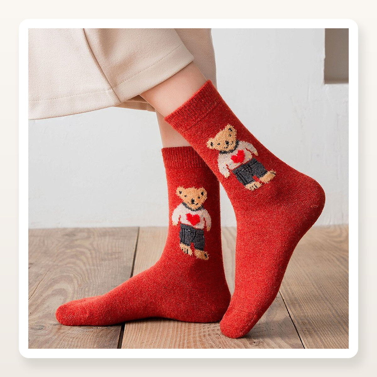 Chaussettes rouges à ourson portées à la maison
