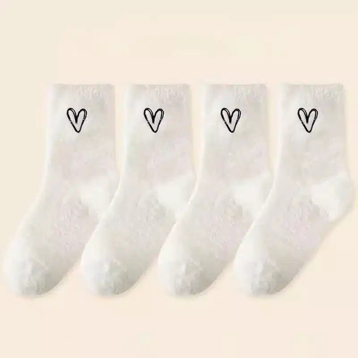 Deux paires de chaussettes peluche blanches à cœur brodé noir