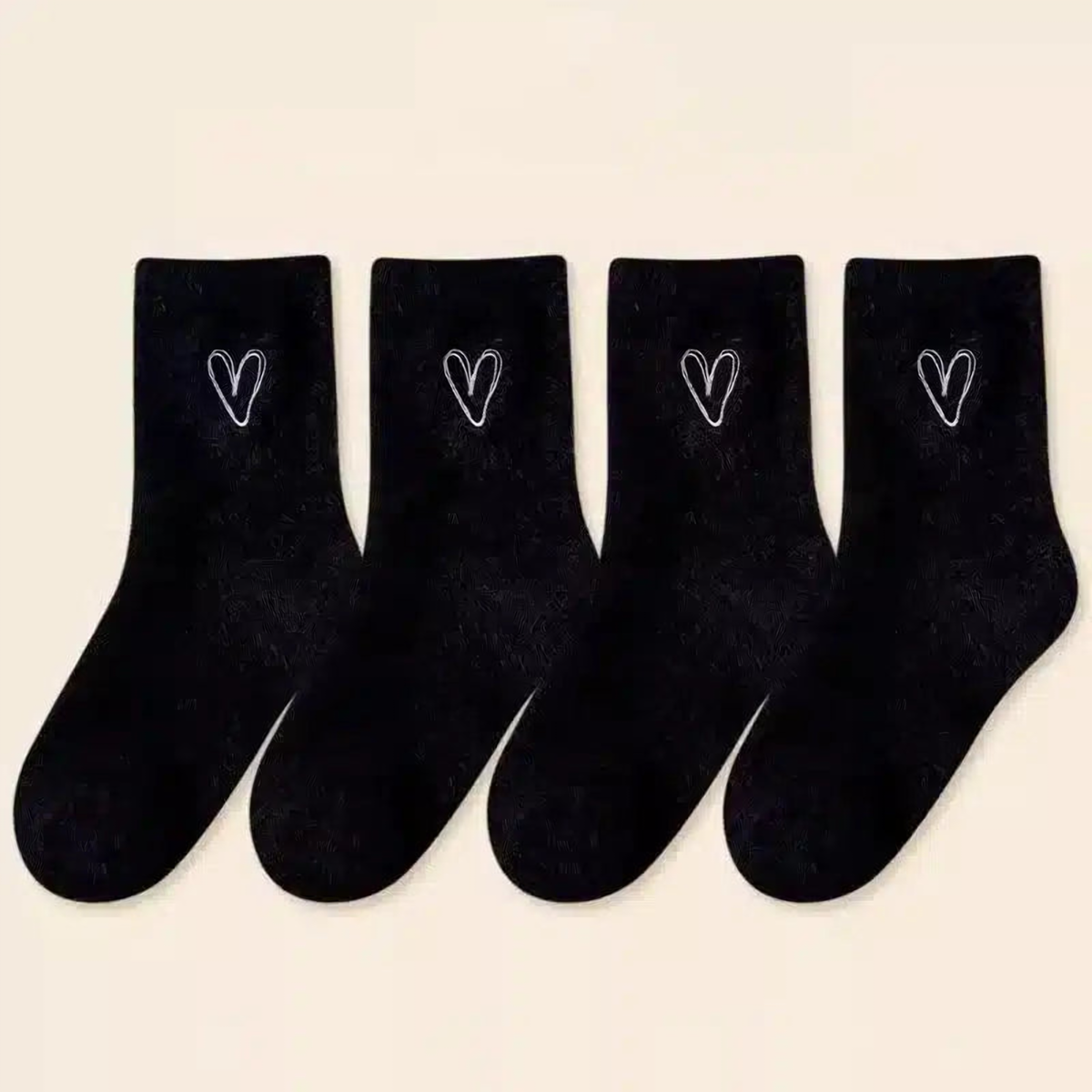 Deux paires de chaussettes peluche noires à cœur brodé blanc