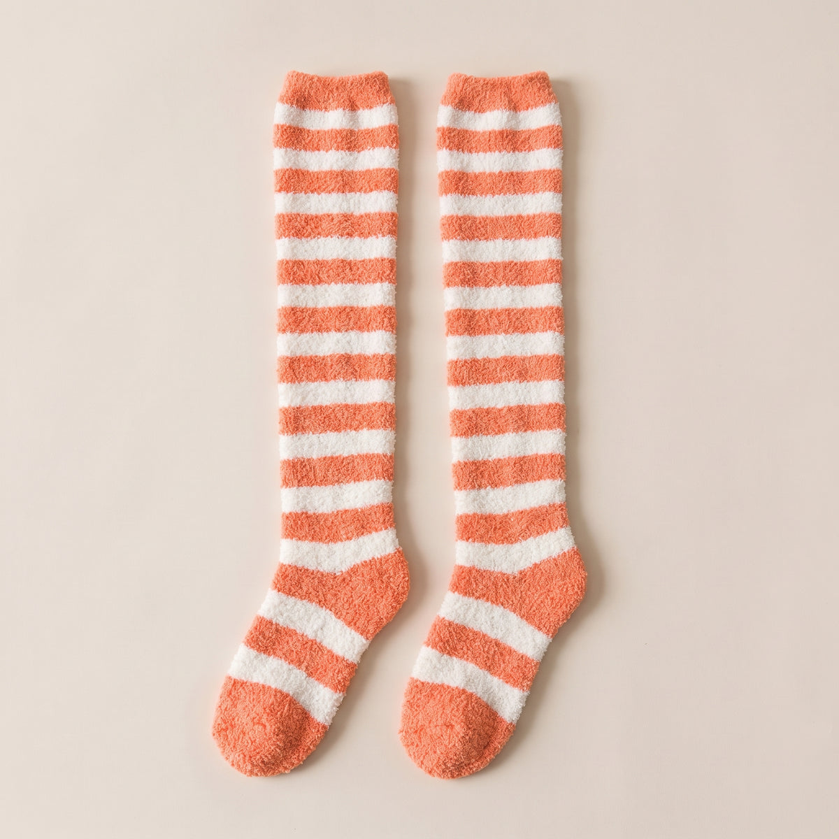 Packshot des chaussettes montantes rayées corail et blanc