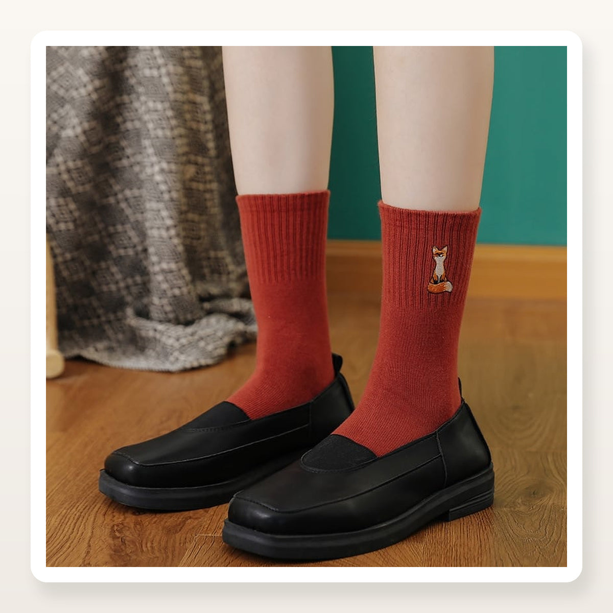 Chaussettes rouges à renard brodé portées avec des chaussures noires