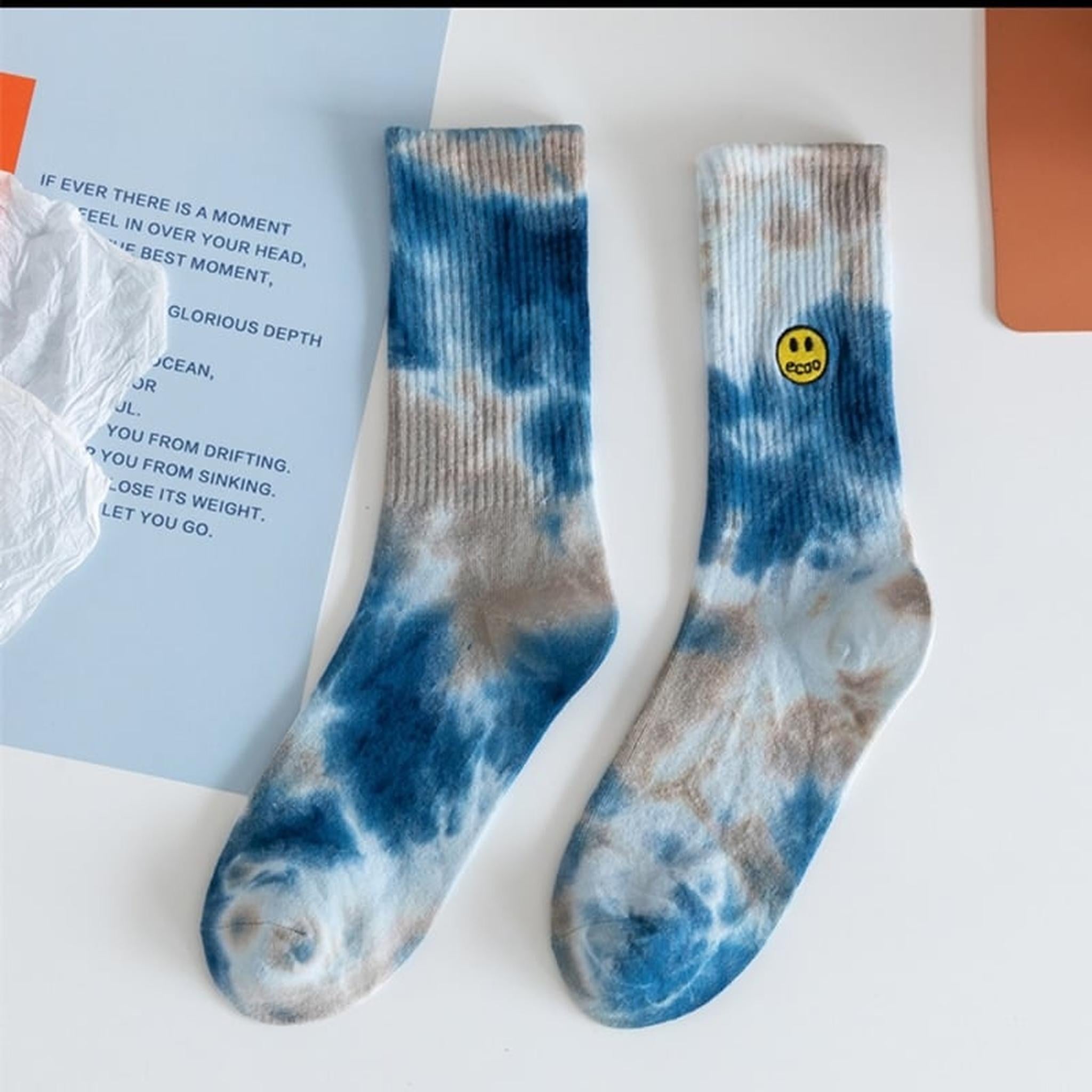 Chaussettes smiley tie and dye, détail du dégradé et du smiley Image