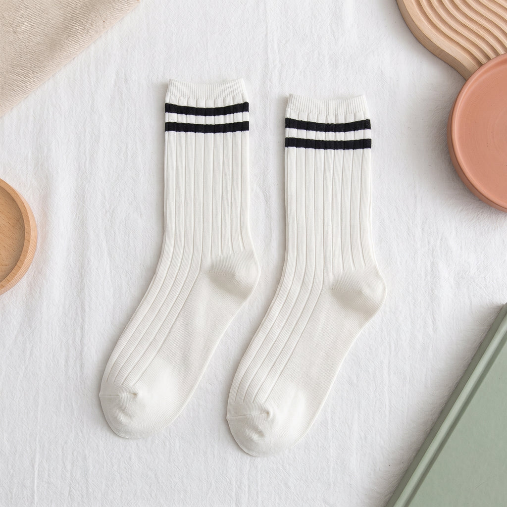 Chaussettes américaines blanches à deux rayures bleu marine sur fond lin