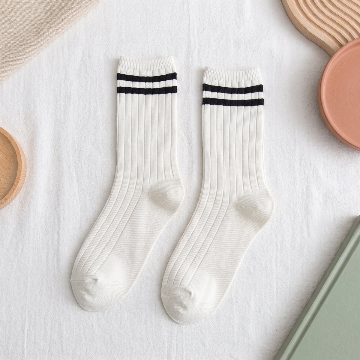 Chaussettes américaines blanches à deux rayures bleu marine sur fond lin