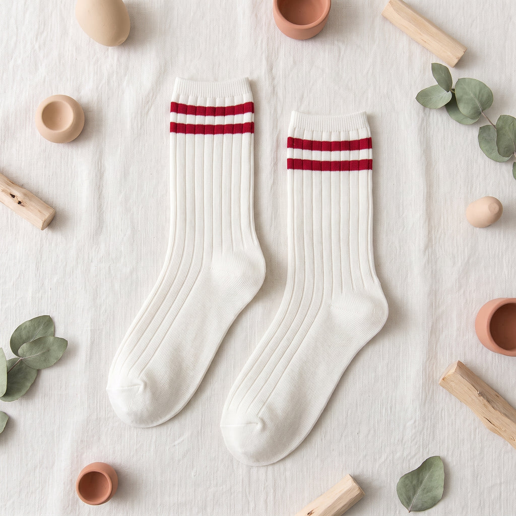 Chaussettes américaines blanches à deux rayures rouges sur fond lin