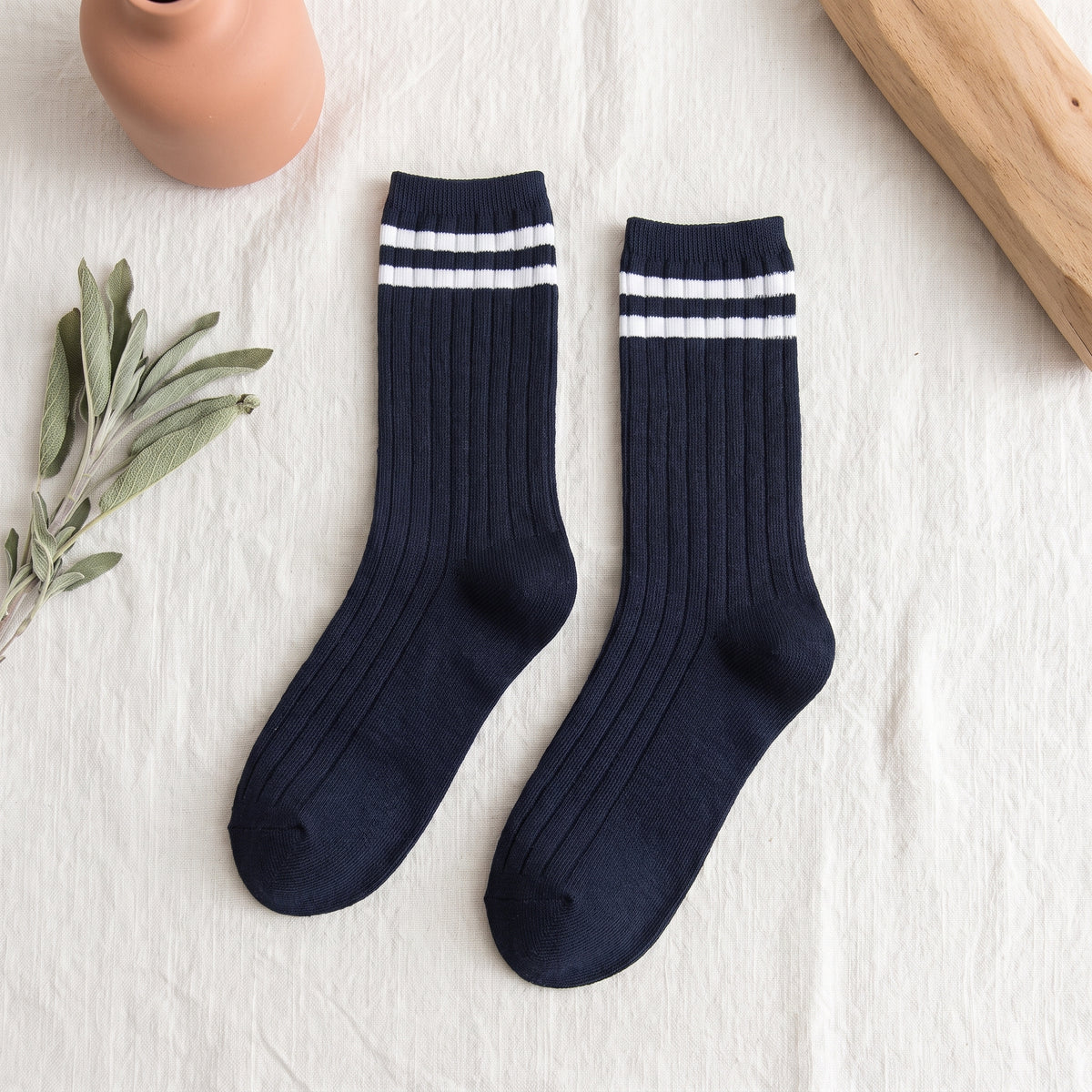 Chaussettes américaines bleu marine à deux rayures blanches sur fond lin