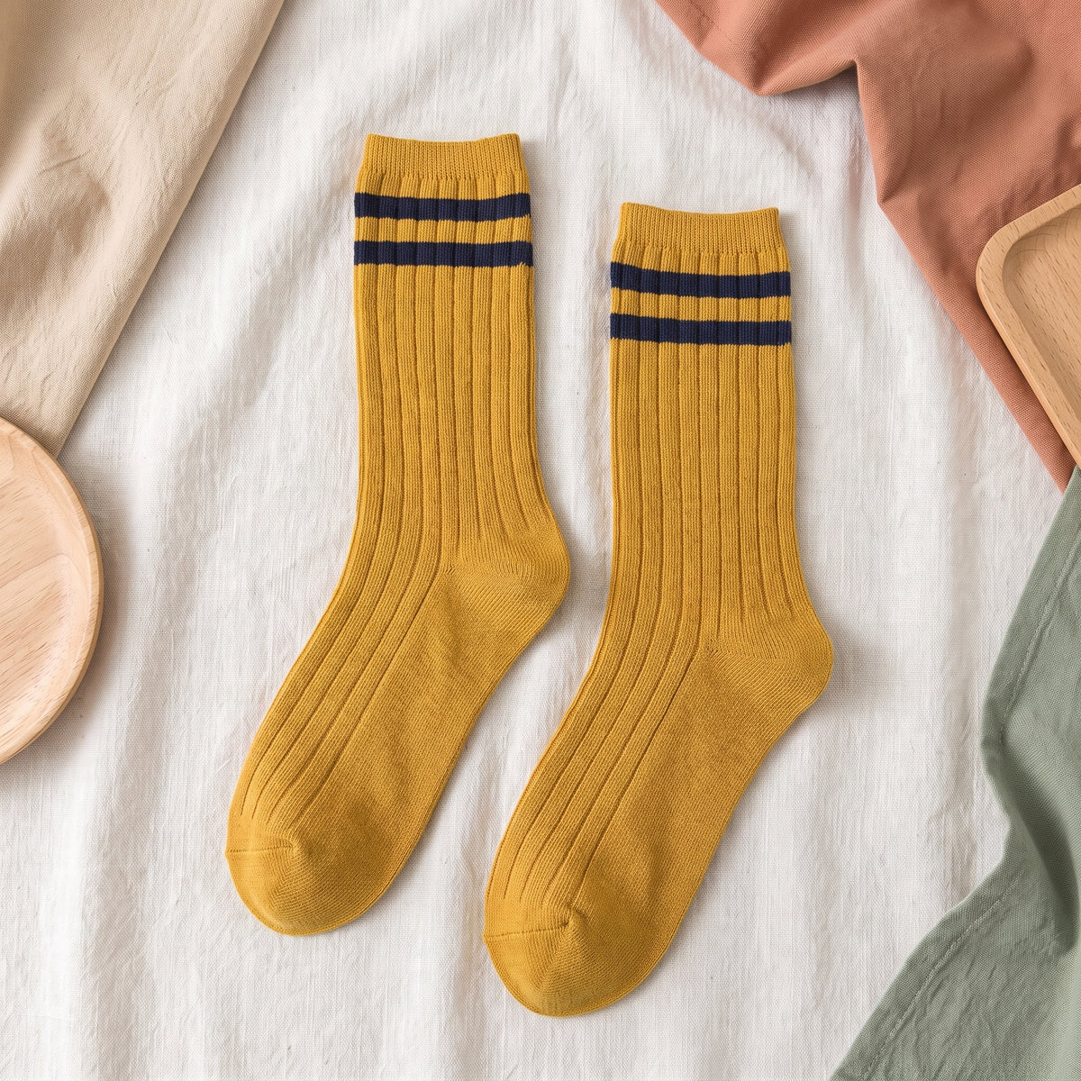 Chaussettes américaines jaunes à deux rayures foncées sur fond lin