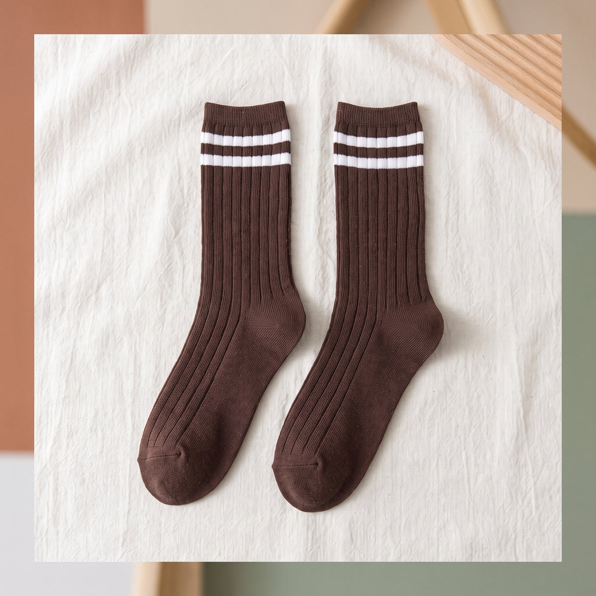 Chaussettes américaines marron à deux rayures blanches sur fond lin