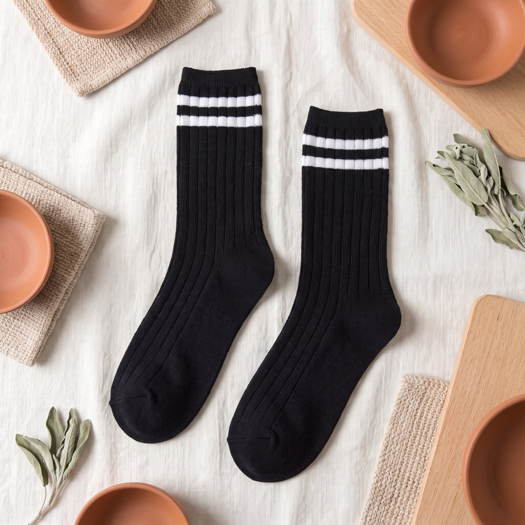 Chaussettes américaines noires à deux rayures blanches sur fond lin