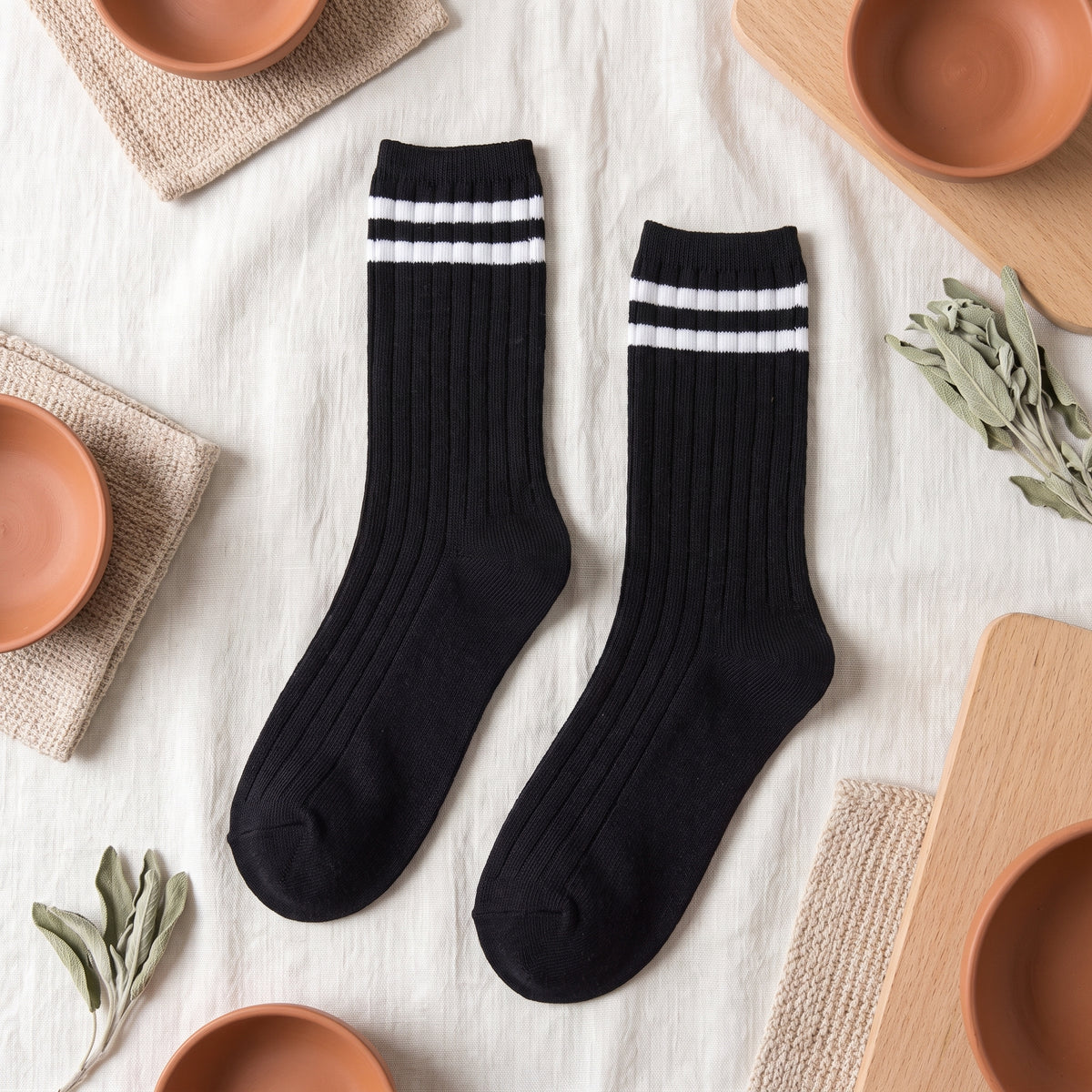Chaussettes américaines noires à deux rayures blanches sur fond lin