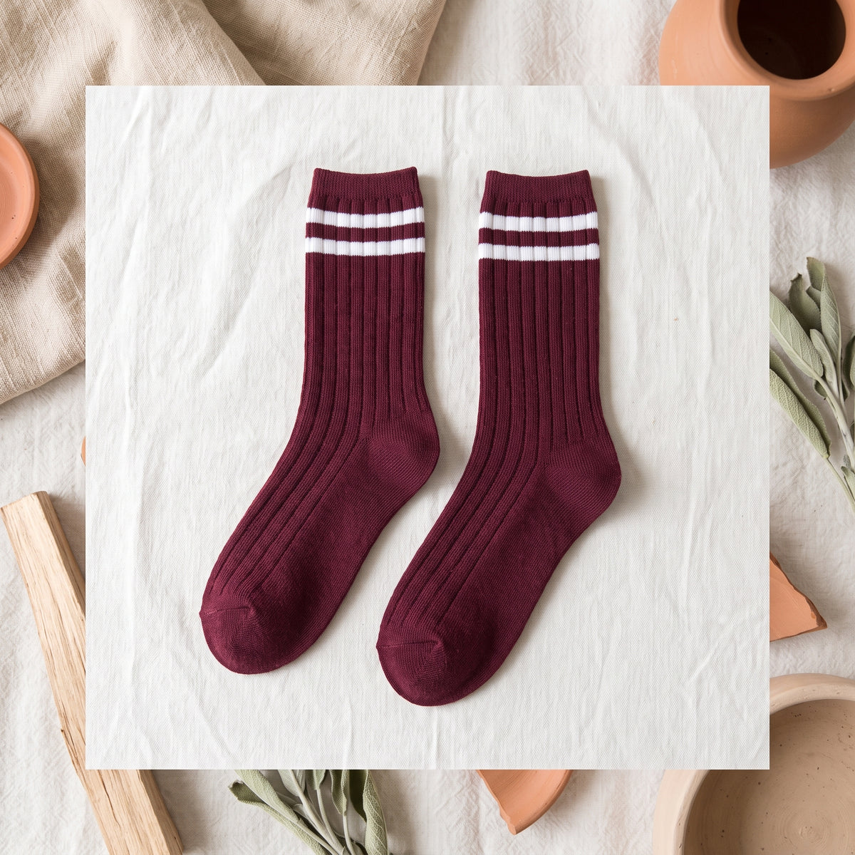 Chaussettes américaines bordeaux à deux rayures blanches sur fond lin