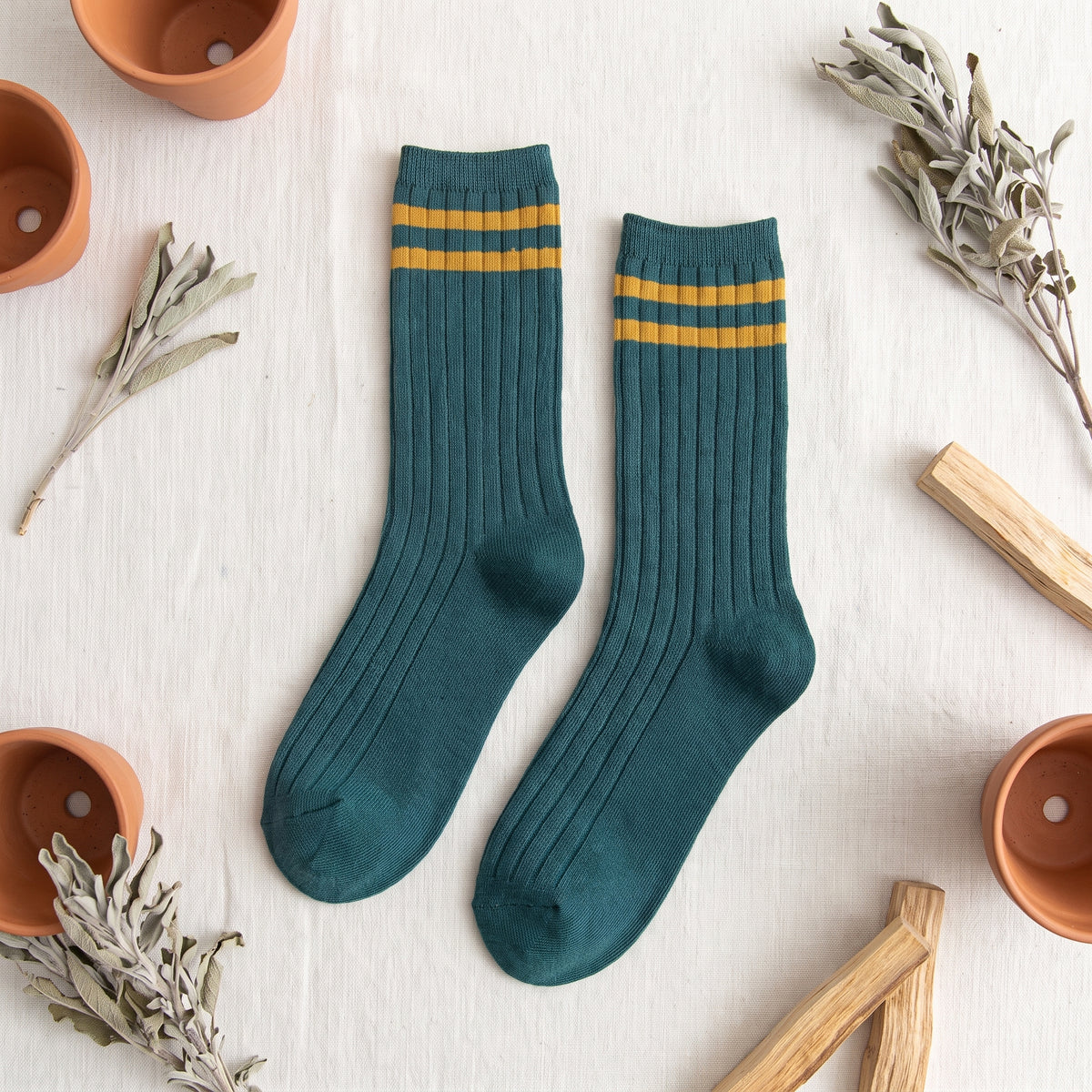 Chaussettes américaines vertes à deux rayures jaunes sur fond lin