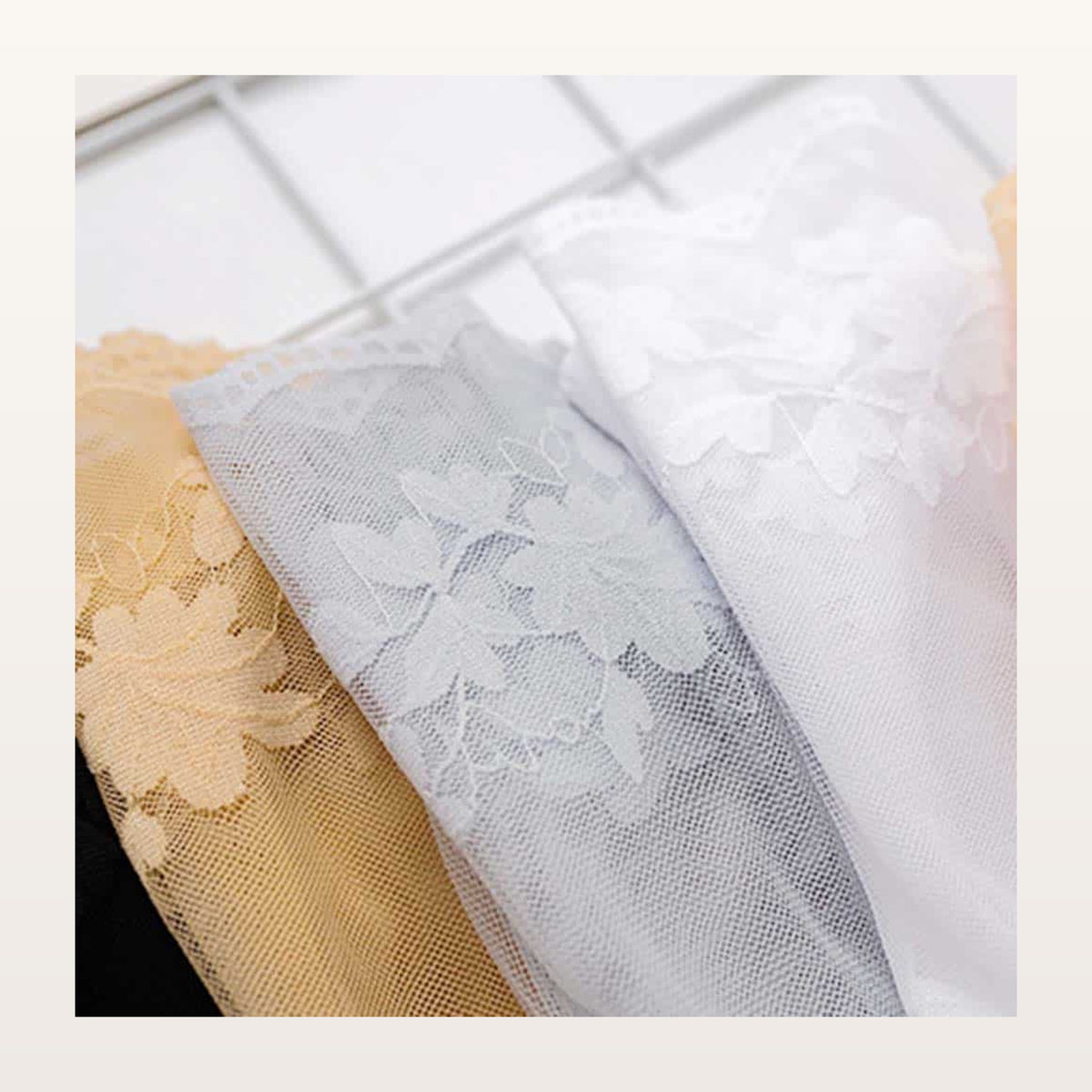 Détail des fleurs sur des chaussettes transparentes beige, grises et blanches Image
