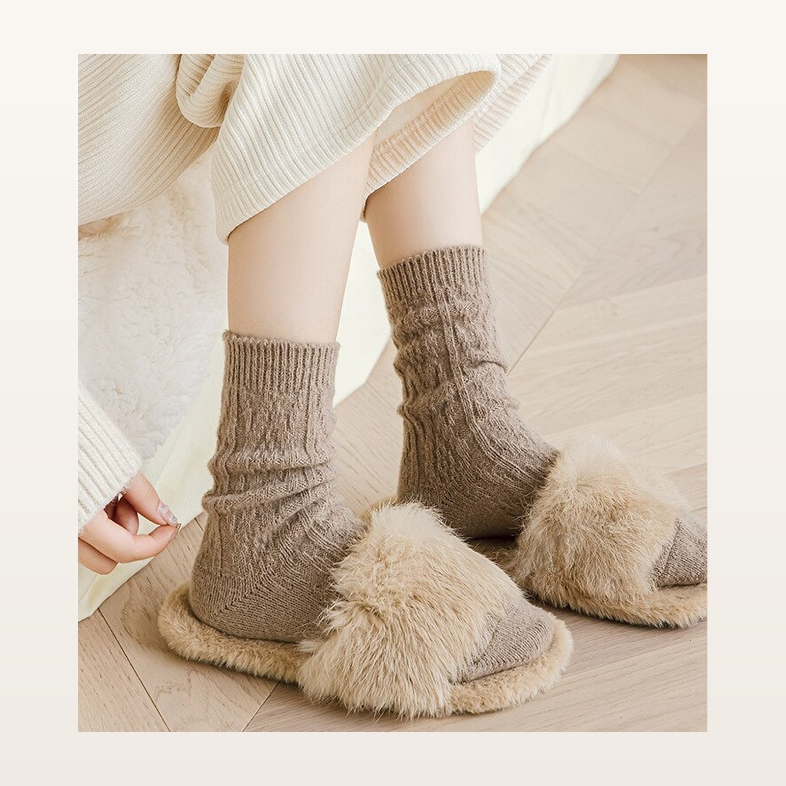 Chaussettes tricotées marron portées sur le bas du mollet Image