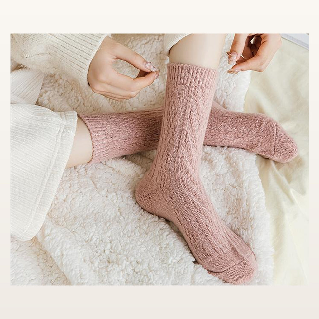 Chaussettes tricotées roses portées dans un salon lumineux
