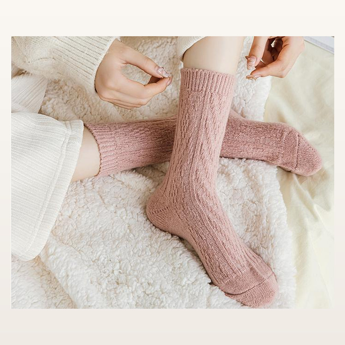Chaussettes tricotées roses portées dans un salon lumineux