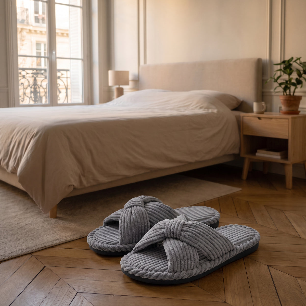 Mules femme grises à brides croisées dans une chambre