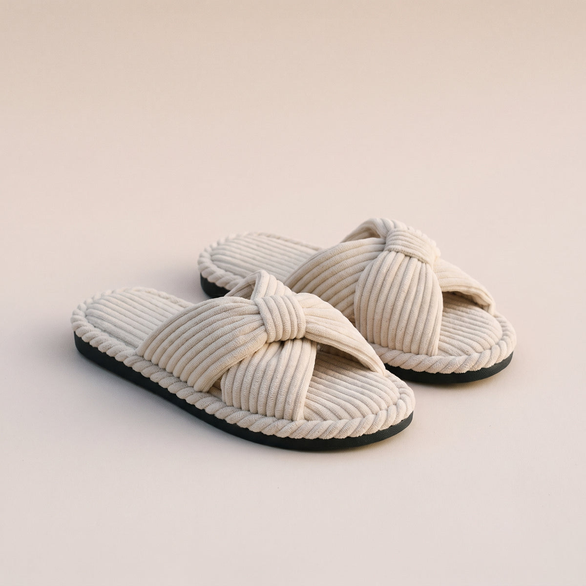 Mules femme beige écru à brides croisées sur fond uni
